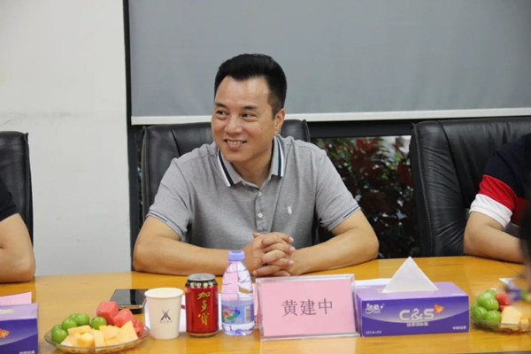 丽江市第二职业技术学堂副校长黄建中