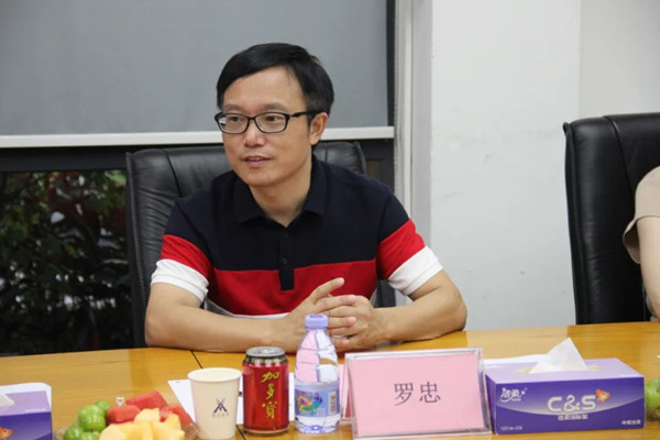 丽江市第二职业技术学堂办公室主任罗忠